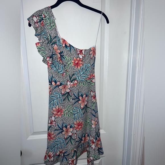 Francesca’s Mi ami asymmetrical dress. Size medium. B&W w/ tropical flowers - Picture 2 of 9